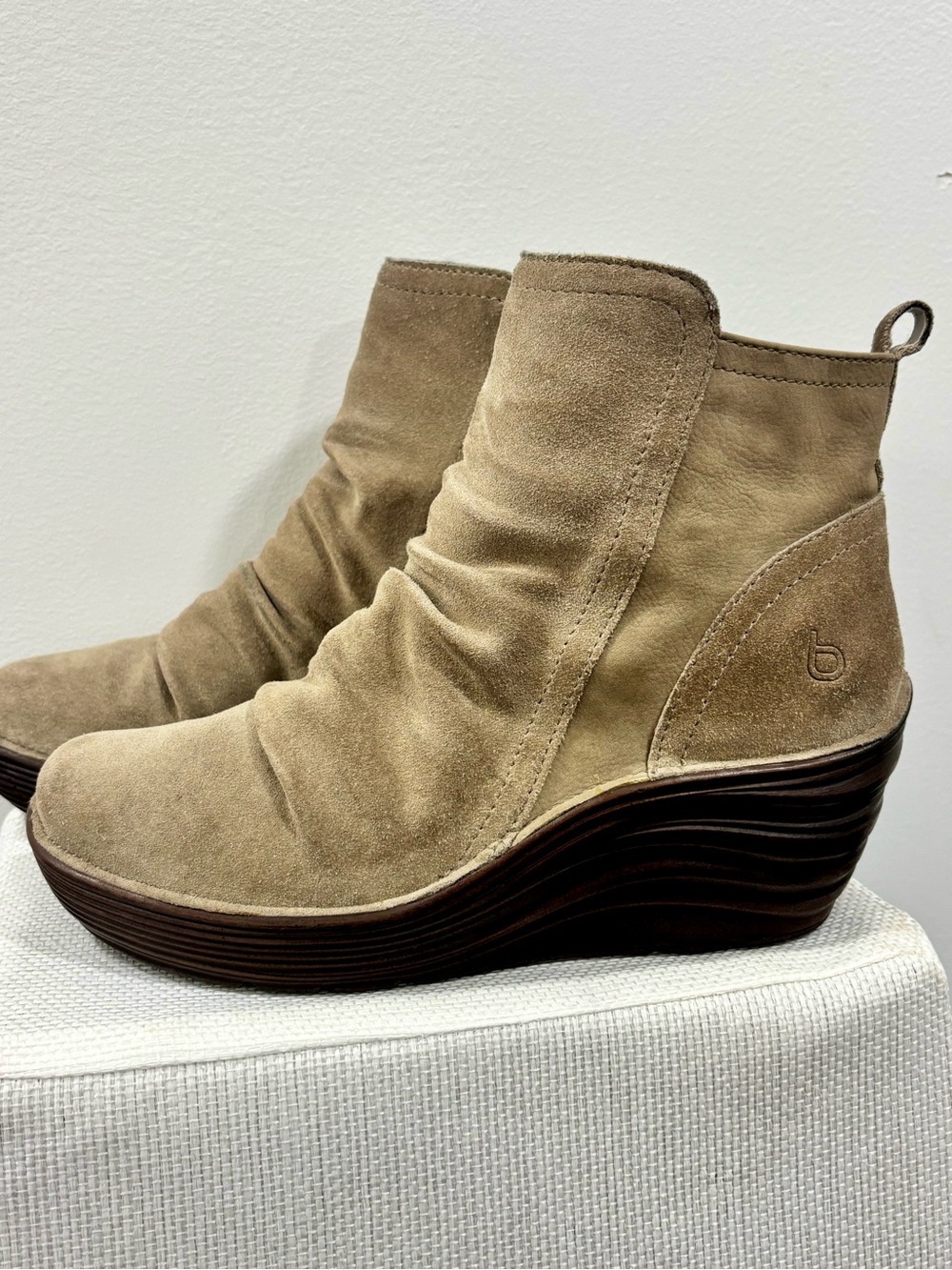 Bionica Gilford Taupe Suede Slouchy
Wedge Ankle Boots - Women's Size 8
